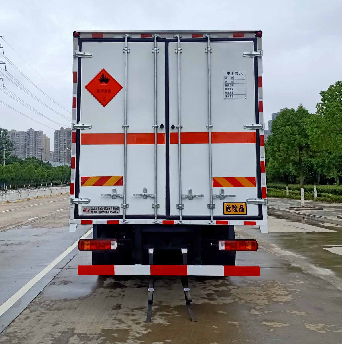 楚飞牌CLQ5180XRY6BJ型易燃液体厢式运输车